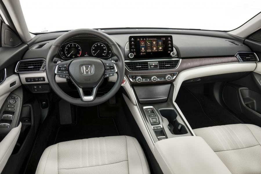Торпедо Honda Accord Hybrid 2017 года  (NA) (фото 4 из 5)